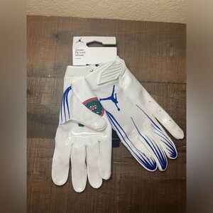 Air Jordan “Florida Gators” Fly Lock Football Gloves.
- Size 2XL Men.